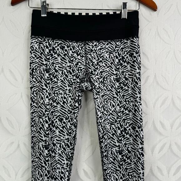 Lululemon Run: Inspire Crop II All Full-On Luxtreme Mini Brushed Animal Size 4 - Picture 7 of 12